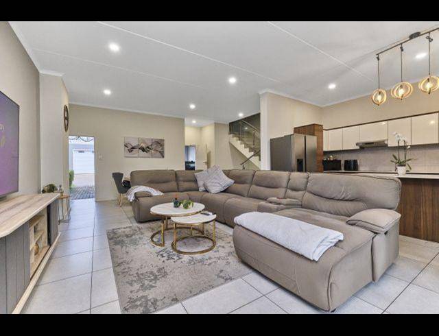 4 BEDROOM TOWNHOUSE FOR SALE IN SUNNINGHILL